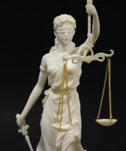 Biela Soška Justice s imitáciou bieleho mramoru 26cm