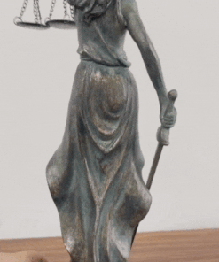 socha Lady Justice 39 cm v interiéri pri okne bronzové prevedenie