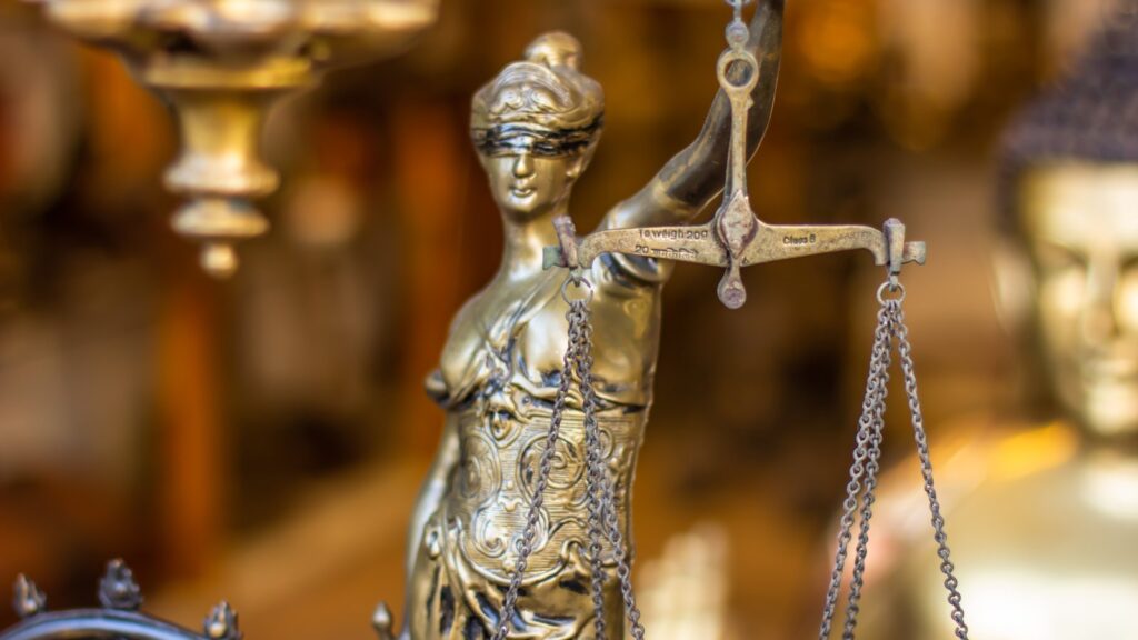 previazane oci justice lady