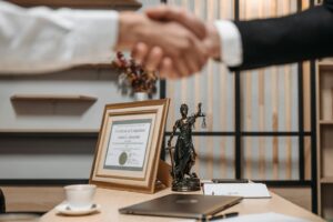 Darček pre sudcu – profesionálne stretnutie s diplomom a sochou Justitie