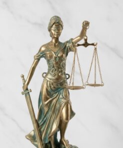 Grécka socha Lady Justice s patinou a zlatými váhami na ozdobnej podstave