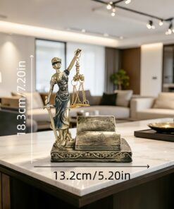 Rozmery sochy Justícia so stojanom na vizitky: výška 18,3 cm, šírka 13,2 cm — socha Justícia so stojanom na vizitky