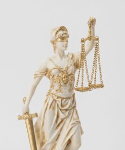 Detailný záber na váhy spravodlivosti a meč sochy Themis zo zlato-bielej živice