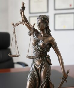 Detail talianskej sochy Lady Justicia s váhami a mečom v kancelárii — talianska socha Lady Justicia