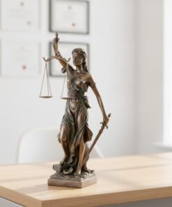 Talianska socha Lady Justicia 45 cm na pracovnom stole v advokátskej kancelárii s diplomami na stene