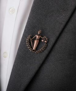 Brošňa antická váhy v bronzovom prevedení na sivom obleku