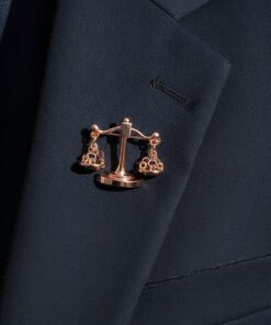 Brošňa rovnoramenné váhy pripnutá na klope elegantného obleku