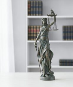 socha Lady Justice 39 cm v bronzovej patine na bielej polici v kancelárii