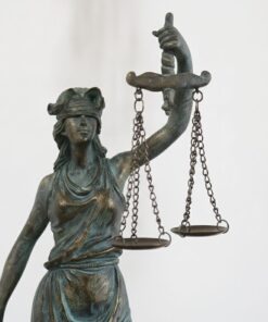 detail váh spravodlivosti na socha Lady Justice 39 cm s bronzovou patinou