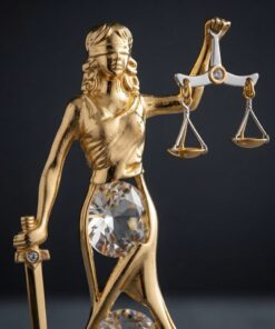 Soška Lady Justice Swarovski s váhami, mečom a výraznými kryštálmi na tmavom pozadí