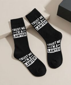 Čierne ponožky pre právnikov s bielym nápisom Trust Me I'm a Lawyer