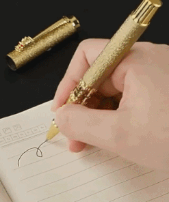 Luxusné perá s drakom v zlatom prevedení pri písaní na papier.