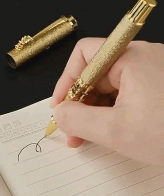 Luxusné perá s drakom v zlatom prevedení pri písaní na papier.