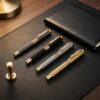 Luxusné perá s drakom v štyroch vyhotoveniach na čiernej pracovnej podložke.