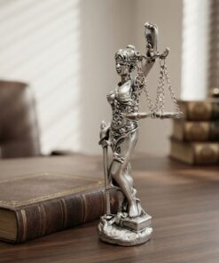 Strieborná soška Lady Justice 20 cm na pracovnom stole právnika